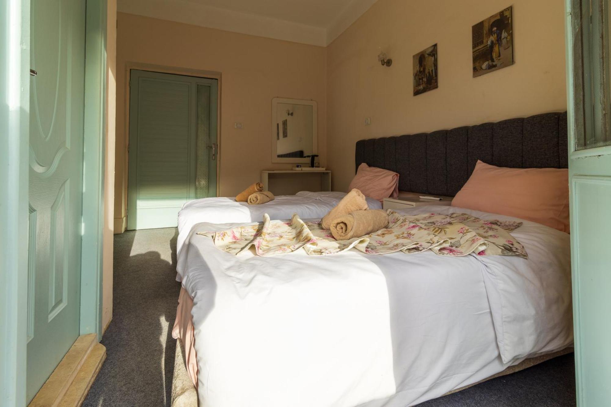 The Grand Pyramids View Hotel Kafret el-Gabal Pokoj fotografie