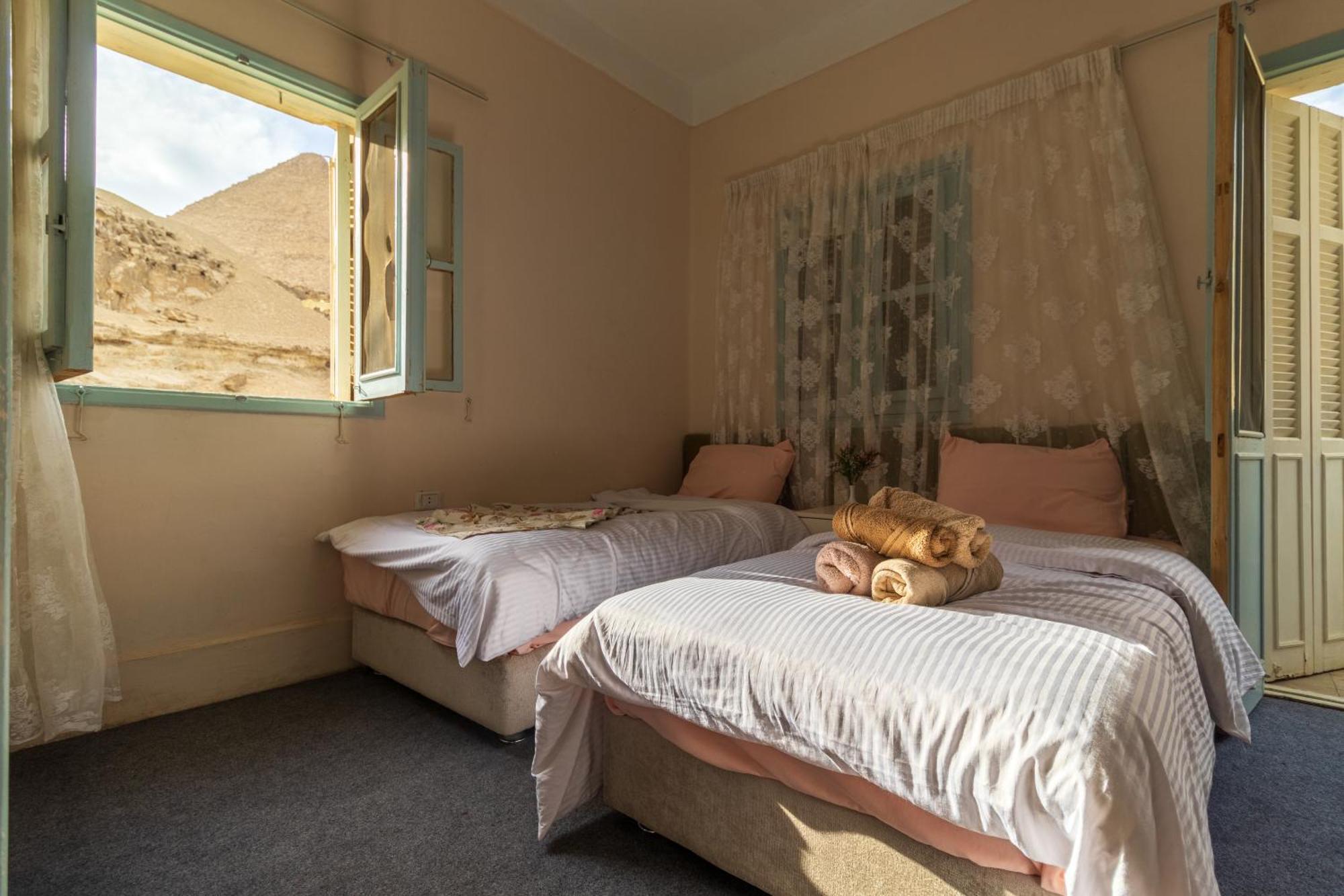 The Grand Pyramids View Hotel Kafret el-Gabal Pokoj fotografie
